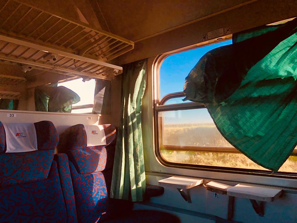 Den varma sommarvinden fläktar genom tågvagnens öppna fönster.